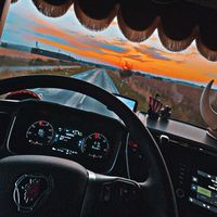 der_den_scania_r_faehrt